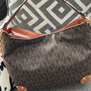 Michael Kors Serena Large Hobo/Crossbody